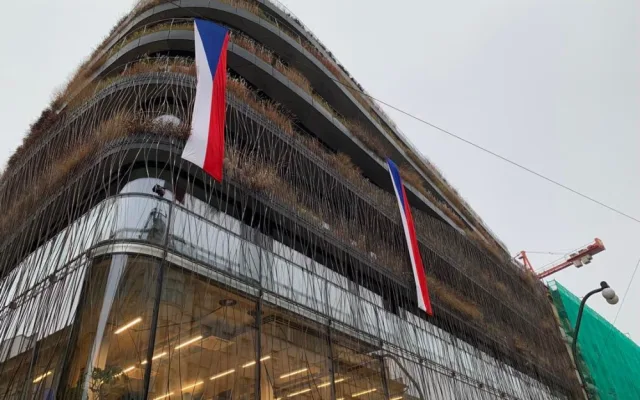 VIDEO: Národní se probouzí do sváteční atmosféry. Babiš tam byl mezi prvními