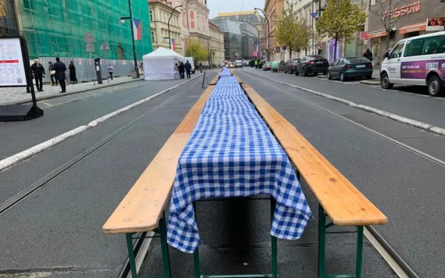 VIDEO: Národní se probouzí do sváteční atmosféry. Babiš tam byl mezi prvními