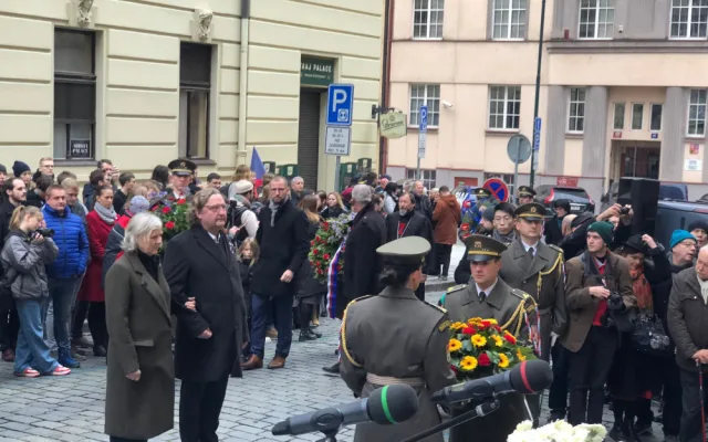 VIDEO: U Hlávkovy koleje si připomněli zavražděné studenty. Věnec tam nechali položit Kupka, Hlaváček i Drahoš
