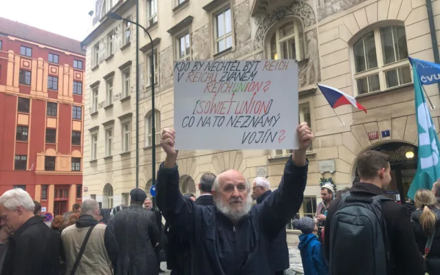 VIDEO: U Hlávkovy koleje si připomněli zavražděné studenty. Věnec tam nechali položit Kupka, Hlaváček i Drahoš