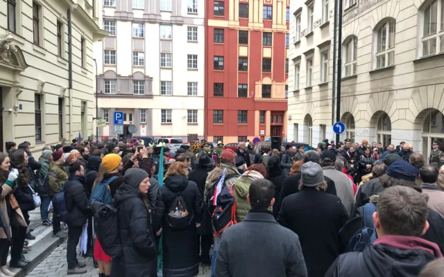VIDEO: U Hlávkovy koleje si připomněli zavražděné studenty. Věnec tam nechali položit Kupka, Hlaváček i Drahoš