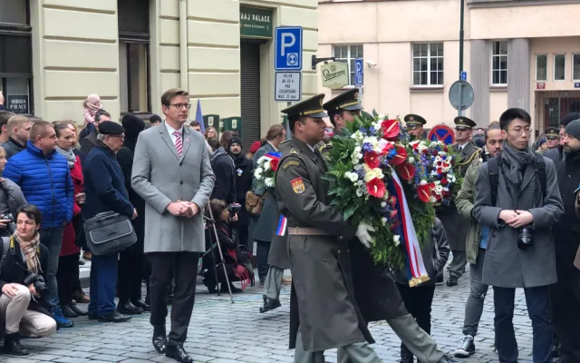 VIDEO: U Hlávkovy koleje si připomněli zavražděné studenty. Věnec tam nechali položit Kupka, Hlaváček i Drahoš