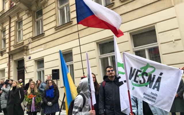 VIDEO: U Hlávkovy koleje si připomněli zavražděné studenty. Věnec tam nechali položit Kupka, Hlaváček i Drahoš