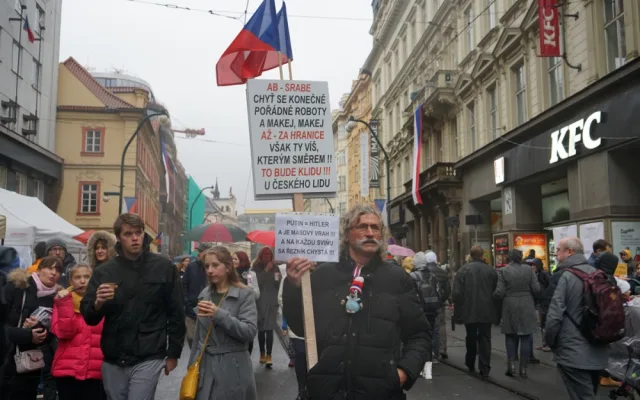 FOTOGALERIE: Davy lidí, déšť a záplava svíček. Podívejte se na Národní