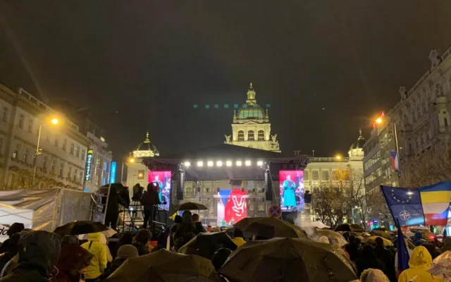 VIDEO: Na Václavském náměstí začal Koncert pro budoucnost, zahrají i Pussy Riot