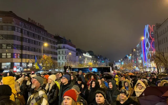VIDEO: Na Václavském náměstí začal Koncert pro budoucnost, zahrají i Pussy Riot