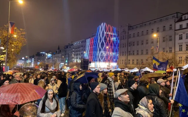 VIDEO: Na Václavském náměstí začal Koncert pro budoucnost, zahrají i Pussy Riot