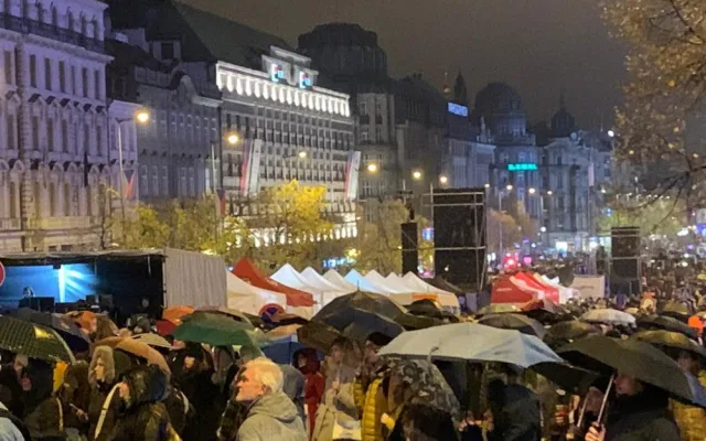 VIDEO: Na Václavském náměstí začal Koncert pro budoucnost, zahrají i Pussy Riot