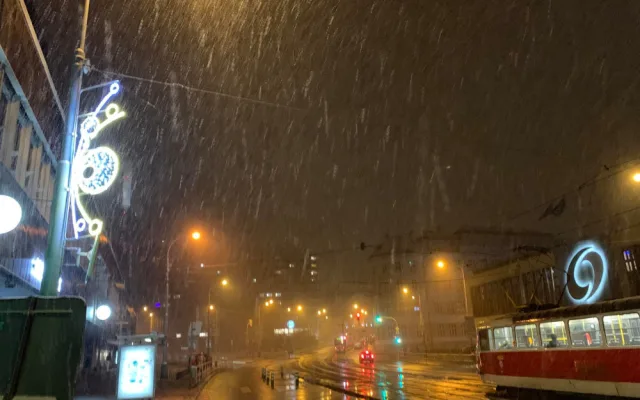 Do Prahy dorazil první sníh. Dlouho ale nevydrží