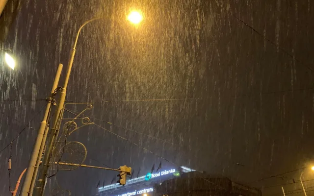 Do Prahy dorazil první sníh. Dlouho ale nevydrží