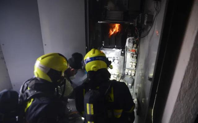 VIDEO: V Praze 3 hořela trafostanice, tramvaje nejezdily asi hodinu
