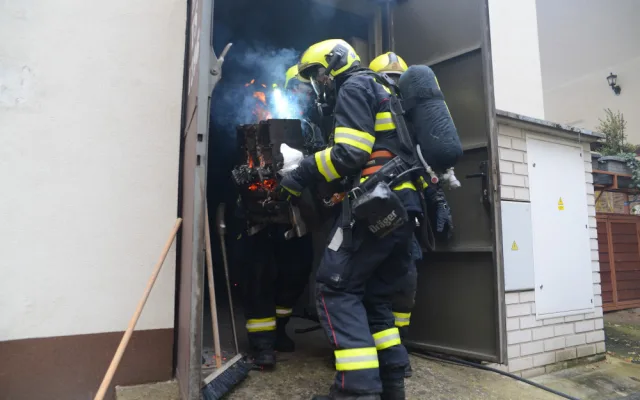 VIDEO: V Praze 3 hořela trafostanice, tramvaje nejezdily asi hodinu