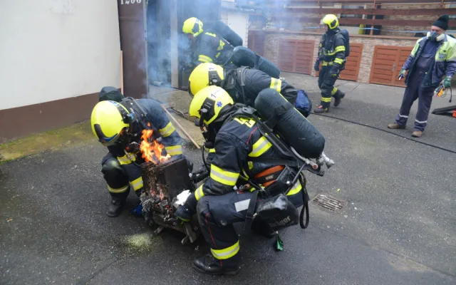 VIDEO: V Praze 3 hořela trafostanice, tramvaje nejezdily asi hodinu