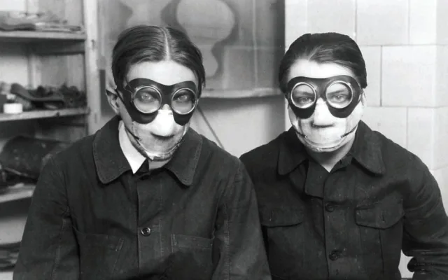 Malíři Štyrský a Toyen v maskách při práci s "Deka" barvami, 1929