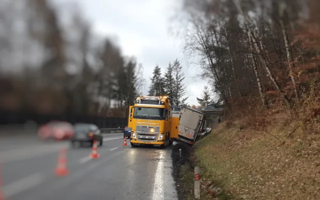 U Prahy se do příkopu převrátil kamion s prasaty. Dvacet zvířat uhynulo
