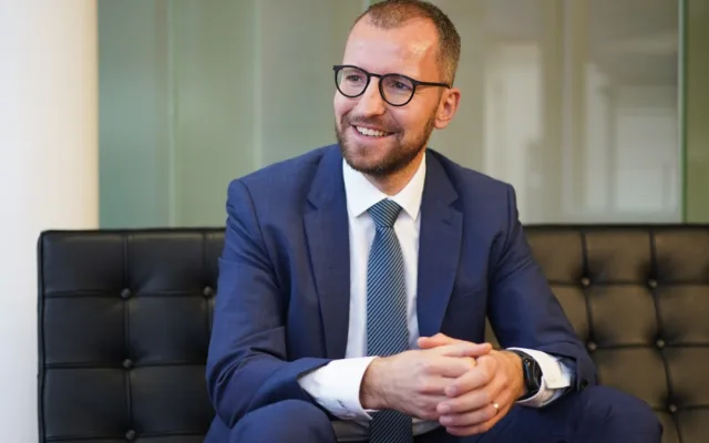 Městských částí je moc, prospěla by redukce, říká nový starosta Prahy 6 Jakub Stárek