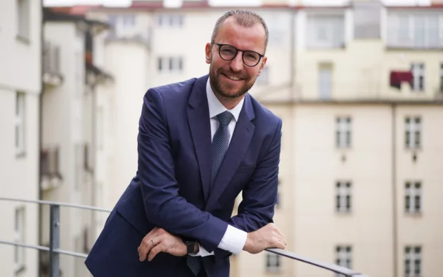 Městských částí je moc, prospěla by redukce, říká nový starosta Prahy 6 Jakub Stárek