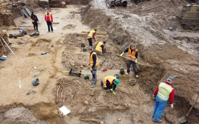 Archeologové v Praze odkrývají pohřebiště. Vyzvedli už přes tisíc těl