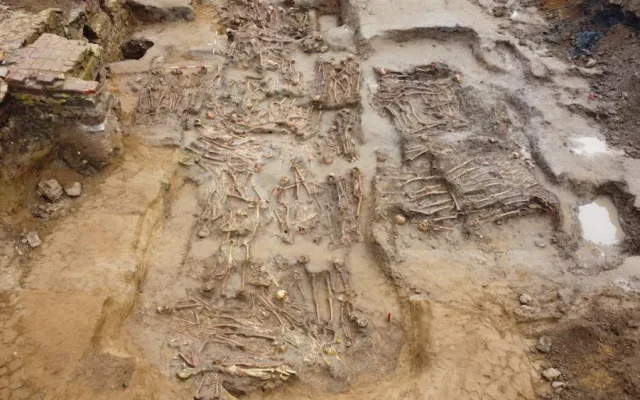 Archeologové v Praze odkrývají pohřebiště. Vyzvedli už přes tisíc těl