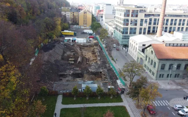 Archeologové v Praze odkrývají pohřebiště. Vyzvedli už přes tisíc těl