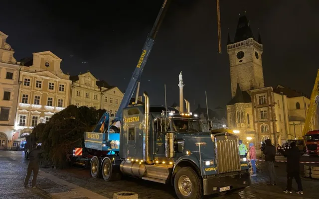 VIDEO: Na Staroměstském náměstí v Praze už stojí vánoční strom
