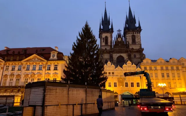 VIDEO: Na Staroměstském náměstí v Praze už stojí vánoční strom