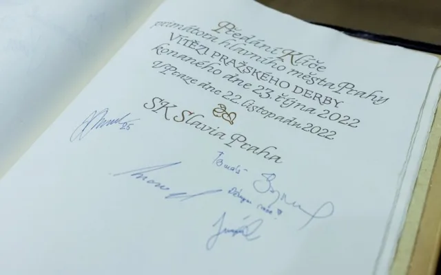 Klíč od Prahy se vrátil do rukou Slávistů. Převzali ho od primátora