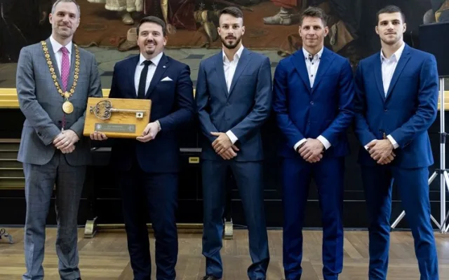 Klíč od Prahy se vrátil do rukou Slávistů. Převzali ho od primátora