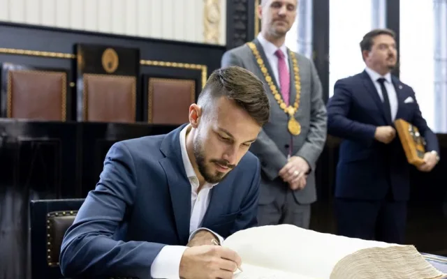 Klíč od Prahy se vrátil do rukou Slávistů. Převzali ho od primátora
