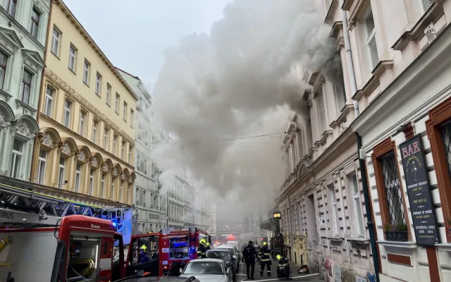 VIDEO: V centru Prahy vyhořel byt, hasiči zachránili třináct lidí