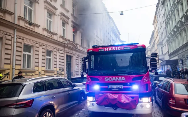 VIDEO: V centru Prahy vyhořel byt, hasiči zachránili třináct lidí