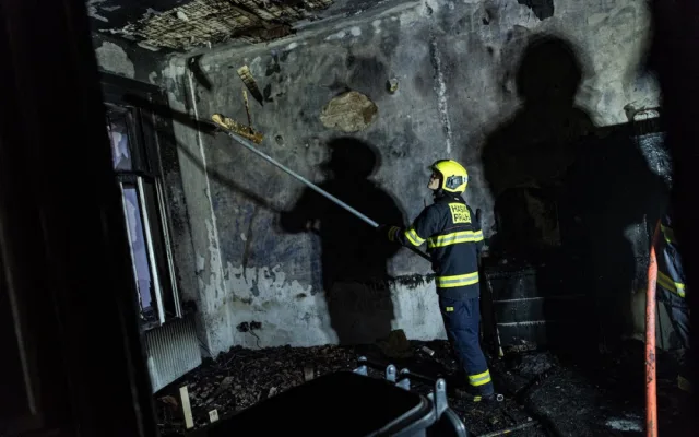 VIDEO: V centru Prahy vyhořel byt, hasiči zachránili třináct lidí