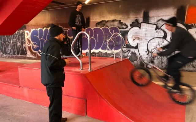 V podchodu pod Hlávkovým mostem vznikl nový skate park