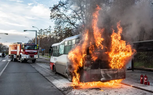VIDEO: V Praze hořel autobus. Škoda je půl milionu