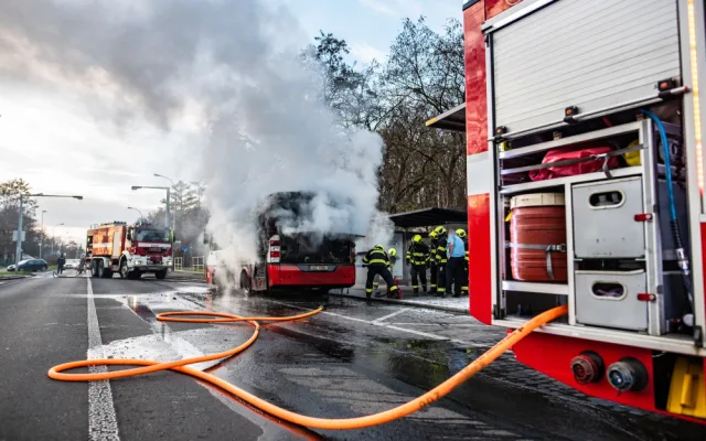 VIDEO: V Praze hořel autobus. Škoda je půl milionu