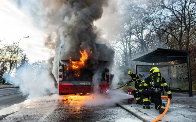 VIDEO: V Praze hořel autobus. Škoda je půl milionu