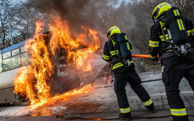 VIDEO: V Praze hořel autobus. Škoda je půl milionu