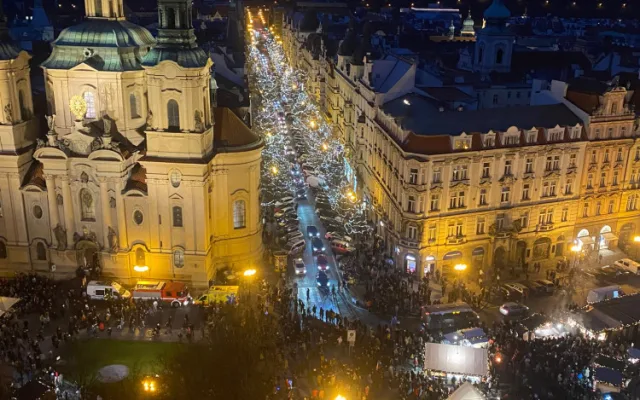 VIDEO: Vánoční trhy lákají davy. Strom na Staroměstském náměstí už svítí