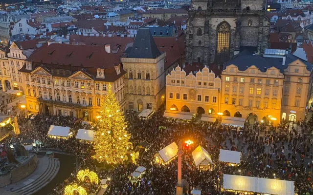 VIDEO: Vánoční trhy lákají davy. Strom na Staroměstském náměstí už svítí