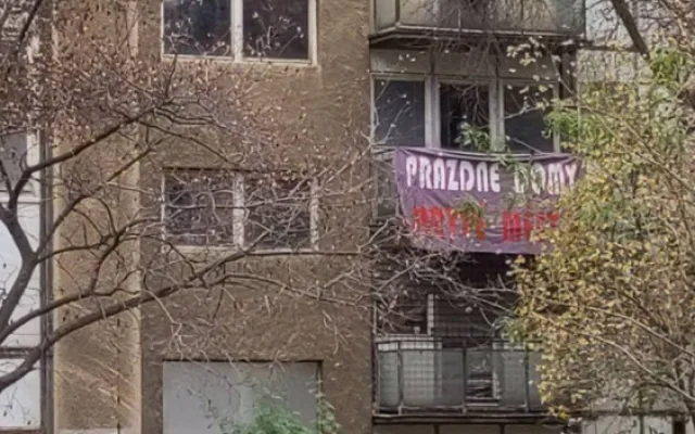 Squatteři obsadili dům v Praze. Chtějí zůstat co nejdéle