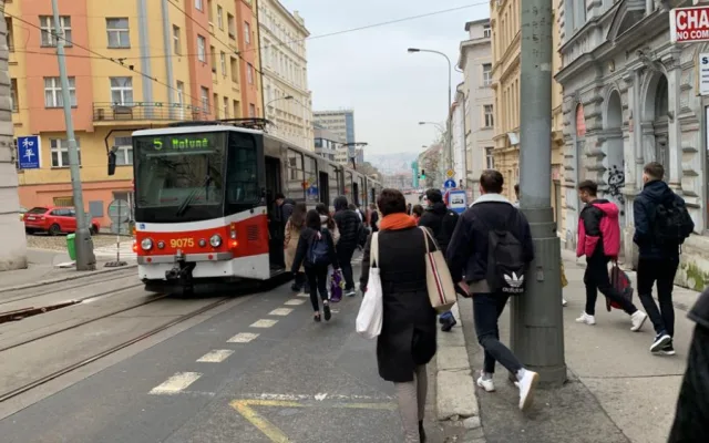 VIDEO: Provoz na páteřní tramvajové lince Žižkovem komplikují opravy vodovodu