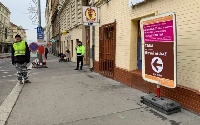 VIDEO: Provoz na páteřní tramvajové lince Žižkovem komplikují opravy vodovodu