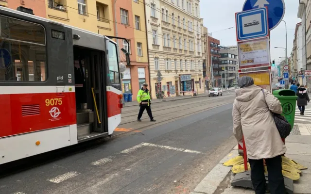 VIDEO: Provoz na páteřní tramvajové lince Žižkovem komplikují opravy vodovodu
