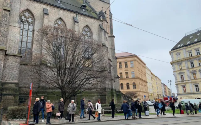 VIDEO: Provoz na páteřní tramvajové lince Žižkovem komplikují opravy vodovodu