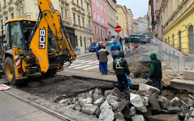 VIDEO: Provoz na páteřní tramvajové lince Žižkovem komplikují opravy vodovodu