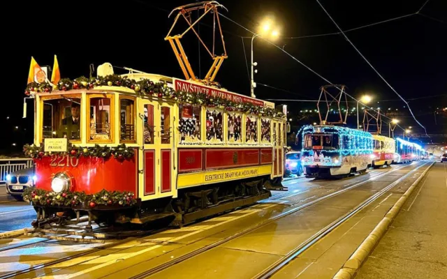 Dopravní podnik vyslal do ulic Prahy deset vánočních vozů