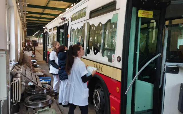 Dopravní podnik vyslal do ulic Prahy deset vánočních vozů