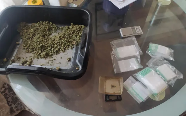 V Praze zatkli tři dealery drog. Za prodej marihuany jim hrozí až deset let vězení
