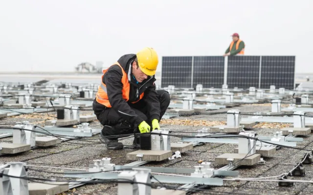 Kongresové centrum bude mít na střeše největší solární elektrárnu v Praze. Ušetří přes pět milionů