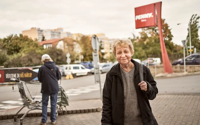 Čučení na seriály by mne zabilo, miluji být mezi lidmi, říká pokladní Věra Liscová
